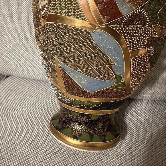 Satsuma Ware 8 Imperial Heads Large 15” Tall Vase - Picture 12 of 16